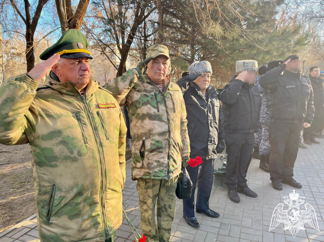 Астраханские росгвардейцы почтили память Героев Отчества 