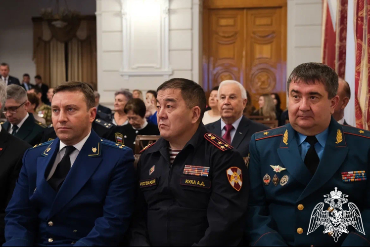 В День Конституции астраханские росгвардейцы посетили церемонию поднятия государственного флага 