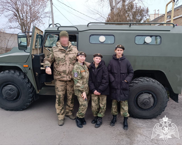СОБР «Каспий» провел День открытых дверей для воспитанников «Гвардейской смены» в Астрахани