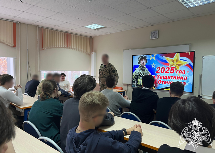 Росгвардейцы, выполняющие задачи в зоне СВО, провели Урок мужества в Астрахани