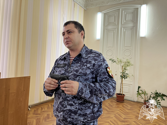Офицер Росгвардии провёл урок оружейной грамотности со студентами астраханского филиала СГЮА