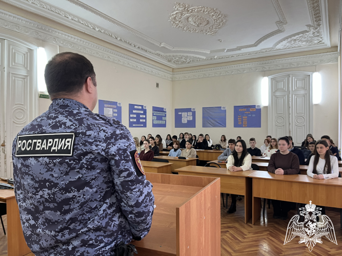 Офицер Росгвардии провёл урок оружейной грамотности со студентами астраханского филиала СГЮА