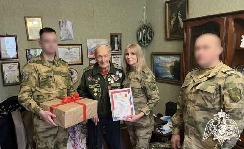 Накануне 82-й годовщины победы в Сталинградской битве военнослужащие Росгвардии навестили астраханского ветерана