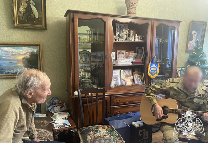 Накануне 82-й годовщины победы в Сталинградской битве военнослужащие Росгвардии навестили астраханского ветерана