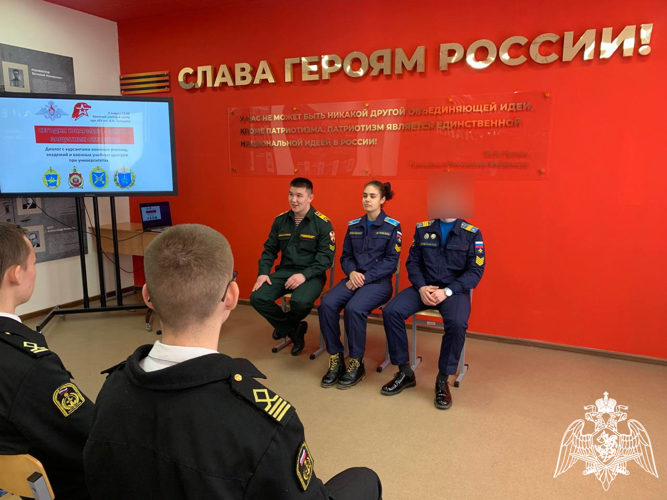 Курсант военной академии Росгвардии встретился с астраханскими юнармейцами