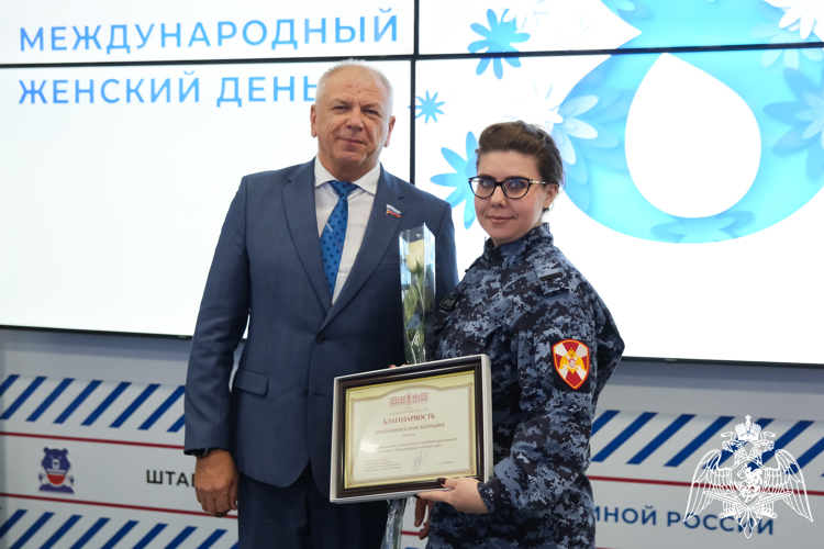 В преддверии 8 марта сотрудниц и военнослужащих Росгвардии наградили в Астрахани 