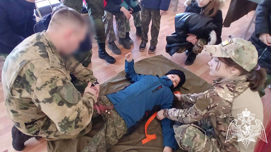 Военнослужащие астраханского батальона Росгвардии провели День открытых дверей для юных казаков