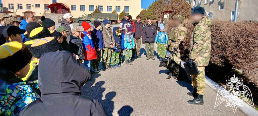 Военнослужащие астраханского батальона Росгвардии провели День открытых дверей для юных казаков