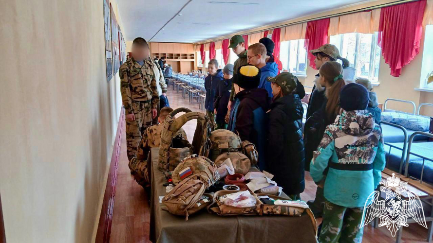 Военнослужащие астраханского батальона Росгвардии провели День открытых дверей для юных казаков