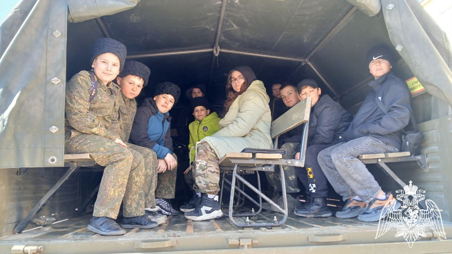 Военнослужащие астраханского батальона Росгвардии провели День открытых дверей для юных казаков