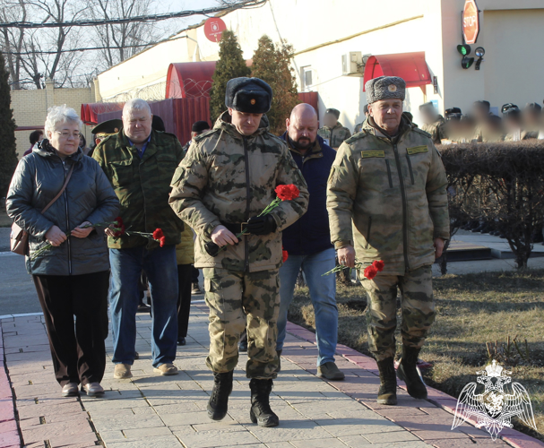 В астраханском отдельном батальоне Росгвардии почтили память погибших военнослужащих