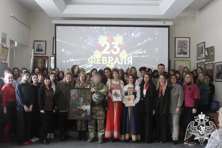Военнослужащие Росгвардии провели Урок мужества в Астраханском художественном училище