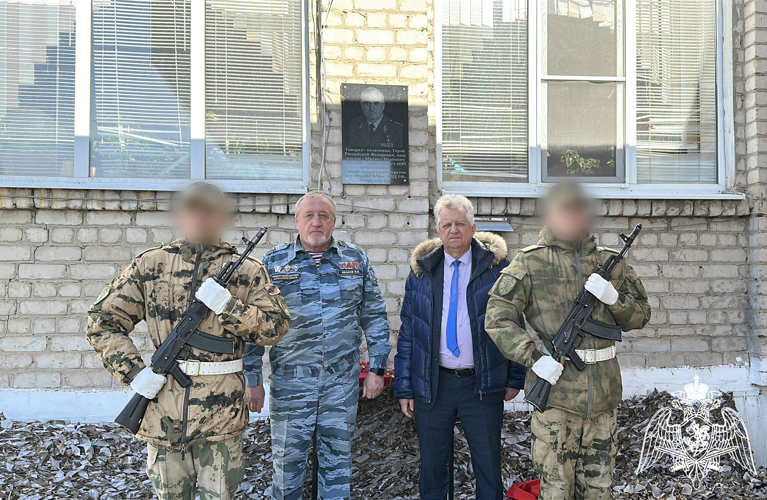 При участии Росгвардии в Астрахани открыли памятную доску Герою России генерал-полковнику Михаилу Лабунцу