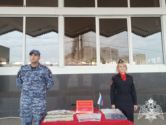 В Астрахани росгвардейцы посетили передвижной музей «Поезд Победы»