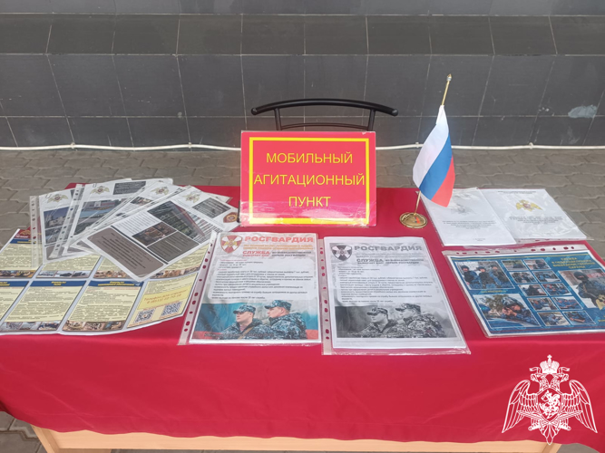 В Астрахани росгвардейцы посетили передвижной музей «Поезд Победы»