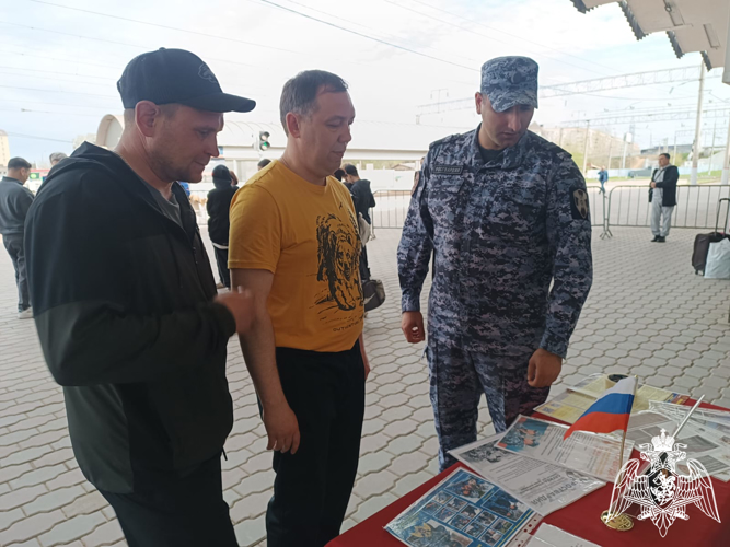 В Астрахани росгвардейцы посетили передвижной музей «Поезд Победы»