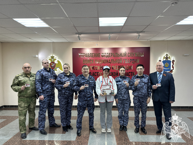 В Астрахани росгвардейцы присоединились к благотворительной акции «Красная гвоздика» 