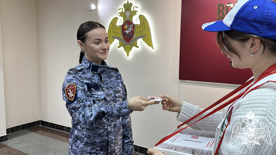 В Астрахани росгвардейцы присоединились к благотворительной акции «Красная гвоздика» 
