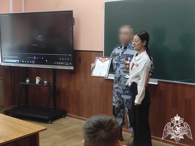 В преддверии Дня Победы росгвардеец провёл урок мужества в астраханской школе 