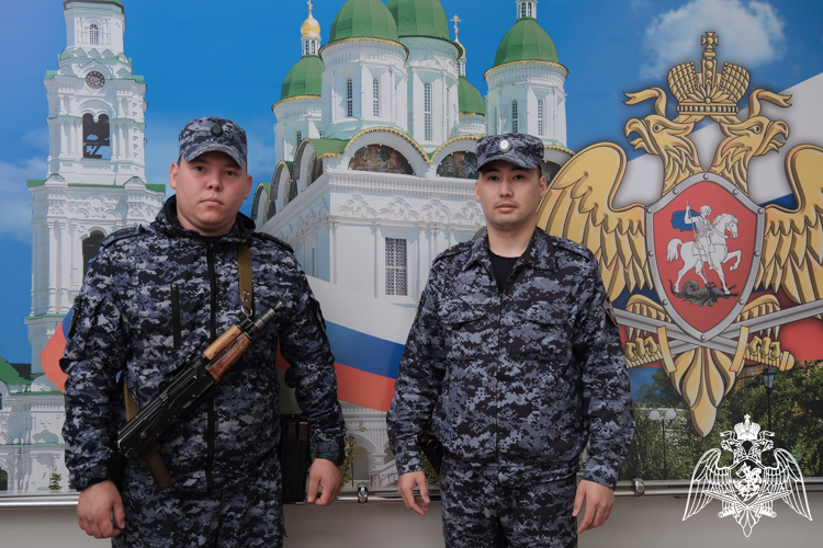 СОТРУДНИКИ РОСГВАРДИИ В АСТРАХАНИ ПОМОГЛИ ВЕРНУТЬСЯ ДОМОЙ ПОТЕРЯВШЕМУСЯ РЕБЕНКУ
