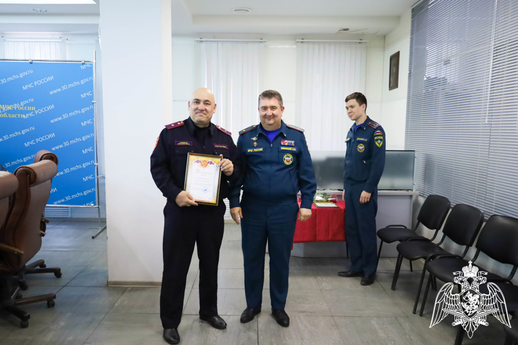 Росгвардейцев наградили за спасение людей на пожаре в Астрахани