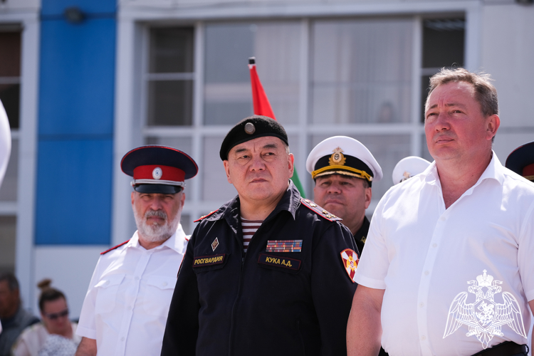 Росгвардейцы поздравили астраханских пограничников с профессиональным праздником