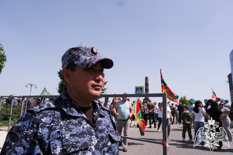 Росгвардейцы поздравили астраханских пограничников с профессиональным праздником
