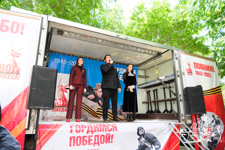Росгвардейцы поздравили ветерана Великой Отечественной войны с наступающим Днём Победы в Астрахани
