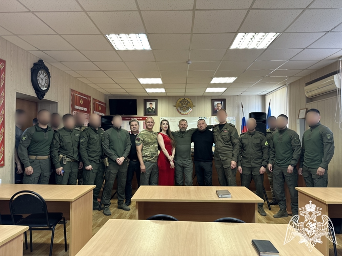 В преддверии Дня Победы астраханские волонтеры выступили для росгвардейцев — участников СВО