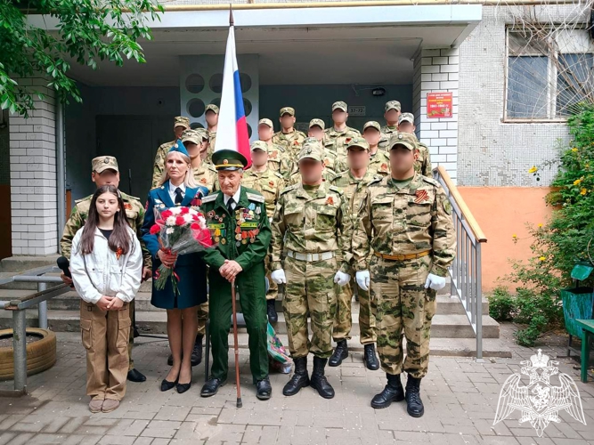 Накануне Дня Победы военнослужащие Росгвардии организовали парад у дома ветерана в Астрахани