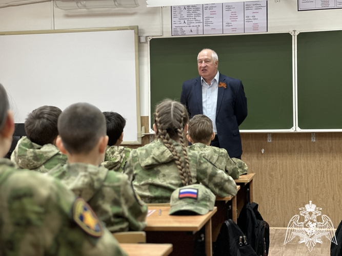 Астраханские школьники присоединились к акции Росгвардии «Письмо Герою»