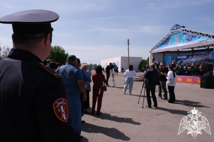 Более 25 росгвардейцев обеспечили безопасность праздника Жайлау той в Астраханской области