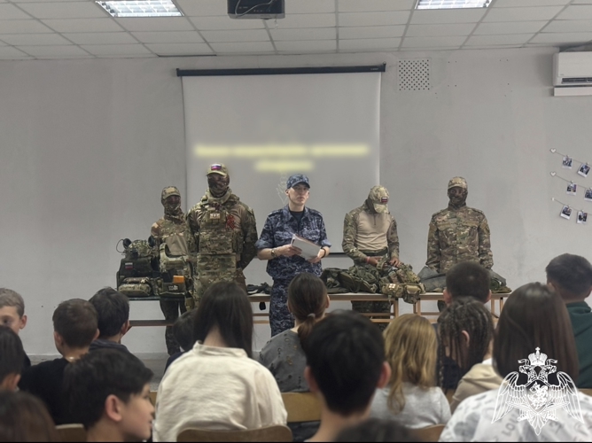 Росгвардейцы провели урок мужества в астраханском детском лагере