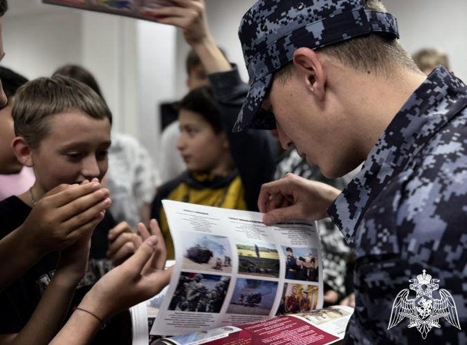 Росгвардейцы провели урок мужества в астраханском детском лагере