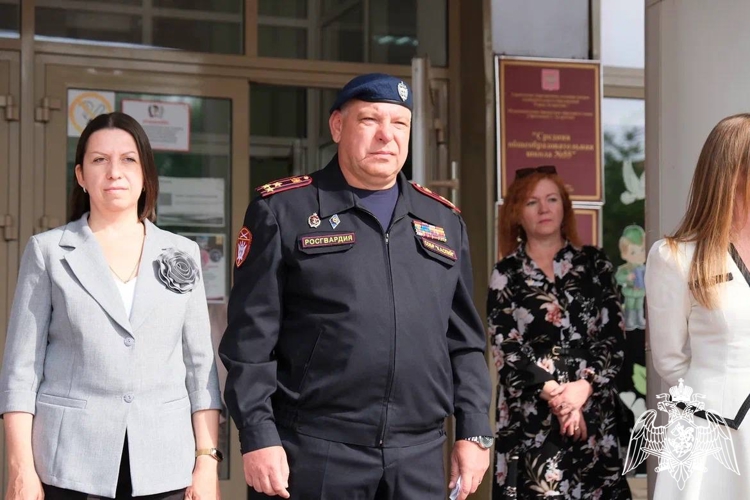 Командир астраханского СОБР поздравил выпускников родной школы с праздником Последнего звонка