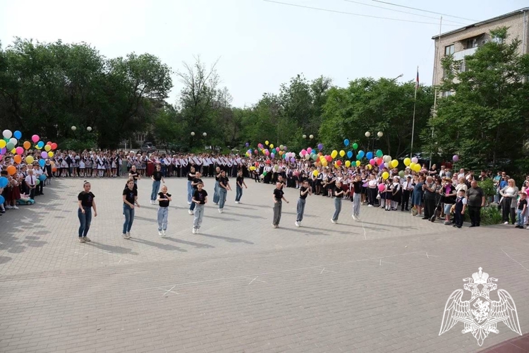 Командир астраханского СОБР поздравил выпускников родной школы с праздником Последнего звонка