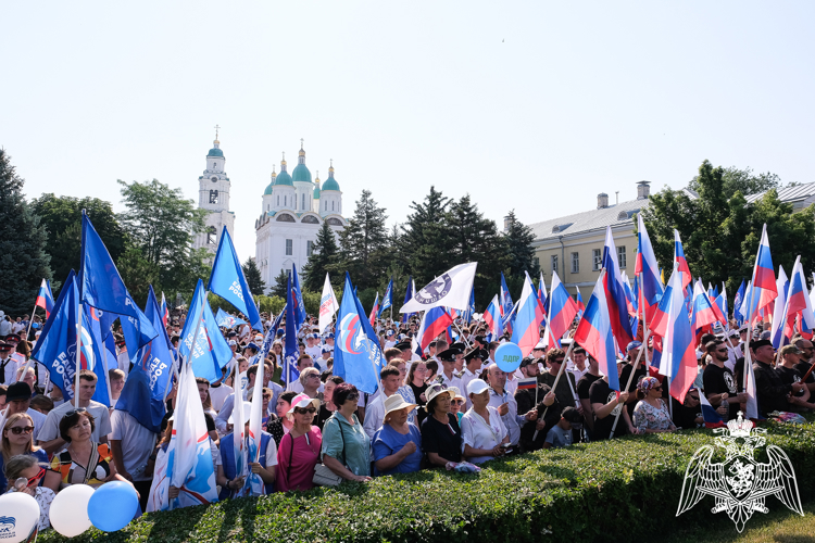 Сотрудники Росгвардии приняли участие в торжественном митинге в День России в Астрахани