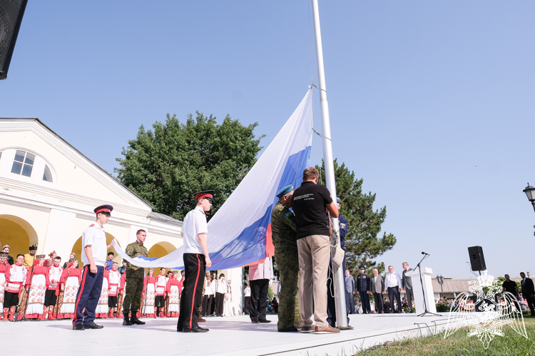 Сотрудники Росгвардии приняли участие в торжественном митинге в День России в Астрахани