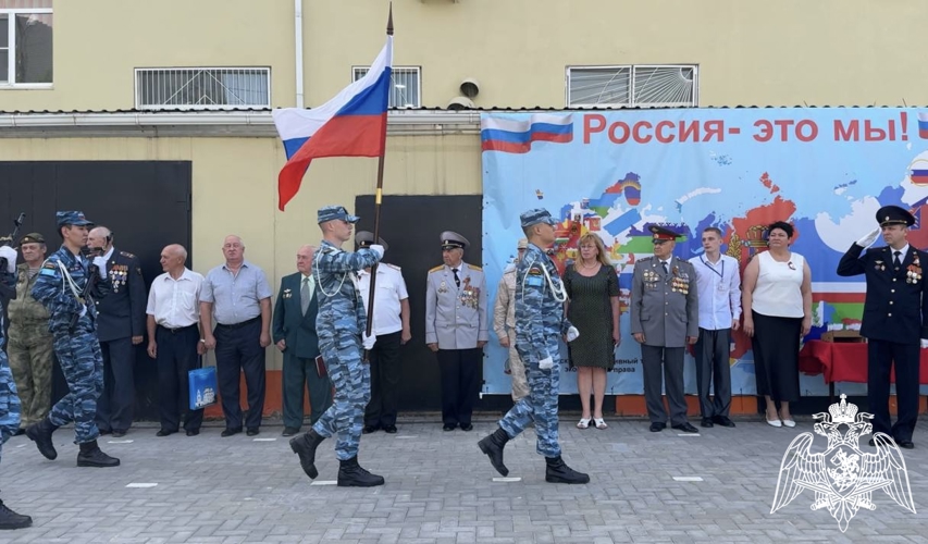 Росгвардейцы наградили студентов подшефного техникума, участвующих в торжественном прохождении войск Астраханского гарнизона 