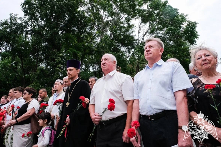 Сотрудники Росгвардии приняли участие в Линейке памяти и скорби в Астрахани