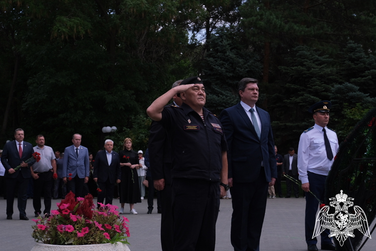 Представители Росгвардии возложили цветы в День памяти и скорби в Астрахани