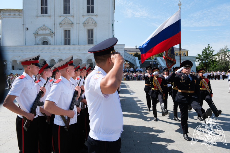 Ветераны Росгвардии стали почётными гостями на выпускном суворовского военного училища в Астрахани