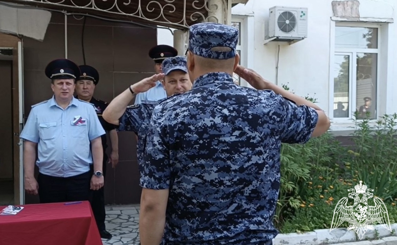 Отличившихся сотрудников вневедомственной охраны Росгвардии наградили в Астрахани