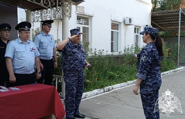 Отличившихся сотрудников вневедомственной охраны Росгвардии наградили в Астрахани
