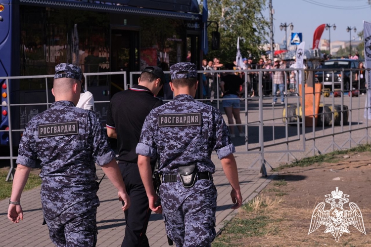 Более 40 росгвардейцев обеспечили безопасность празднования Дня молодежи в Астрахани