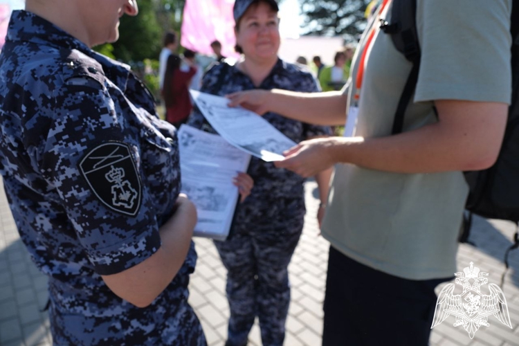 Сотрудники Росгвардии пригласили жителей Астраханской области на службу в ведомство