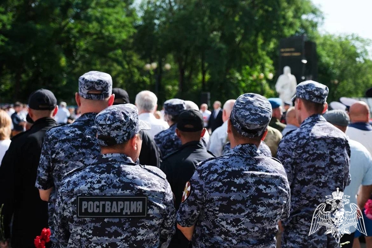 Росгвардейцы почтили память ветеранов боевых действий в Астрахани
