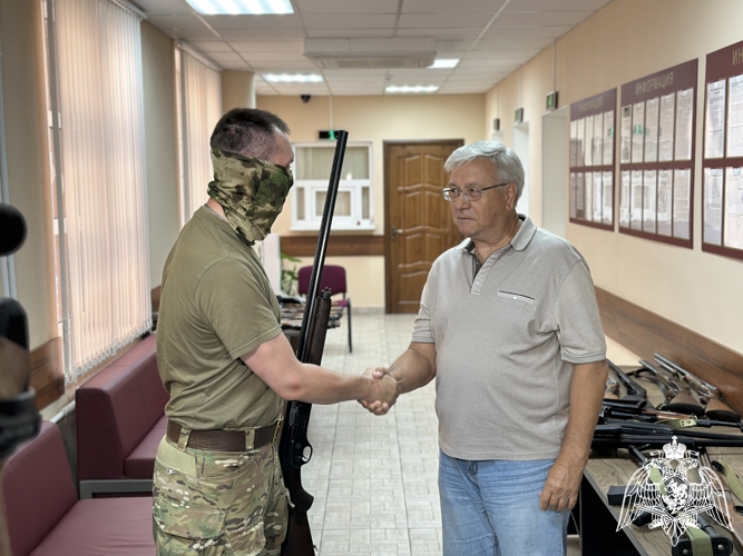 Росгвардейцы продолжают передавать в зону СВО добровольно сданное астраханцами оружие