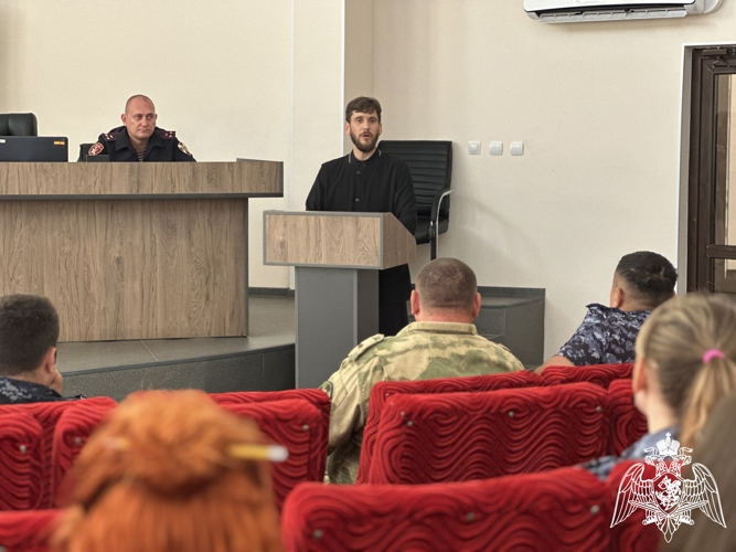 Священнослужитель Астраханской епархии побеседовал с росгвардейцами в День семьи, любви и верности