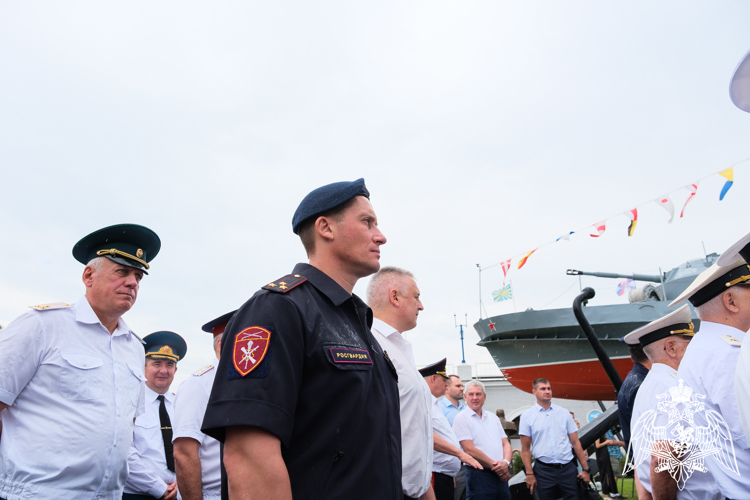 Росгвардейцы поздравили военных моряков с профессиональным праздником в Астрахани 